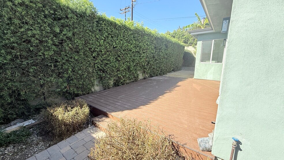 Building Photo - 11141 Greenlawn Ave