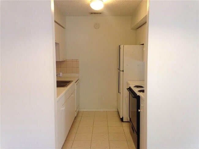 Building Photo - 500 E Riverside Dr