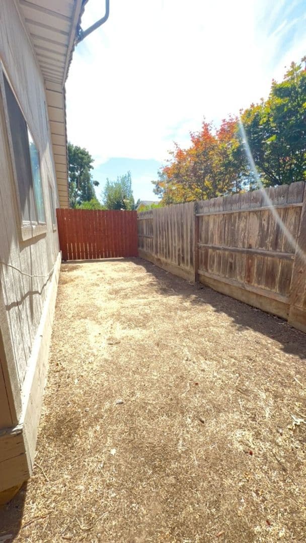 Building Photo - Newley Renovated 2 bedroom Duplex.