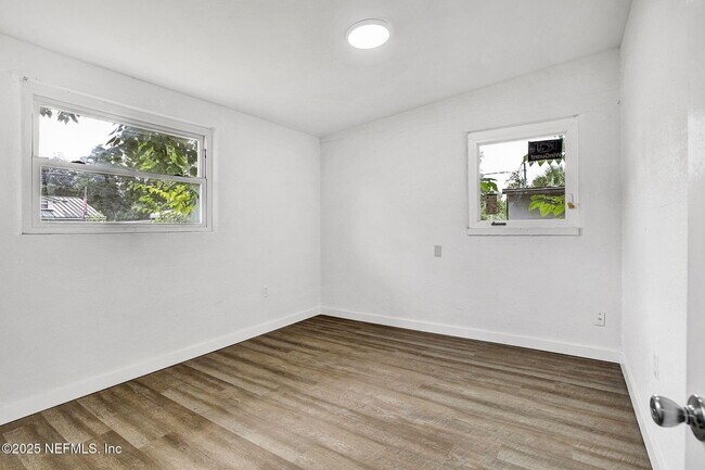 Building Photo - 1714 Brookview Dr S