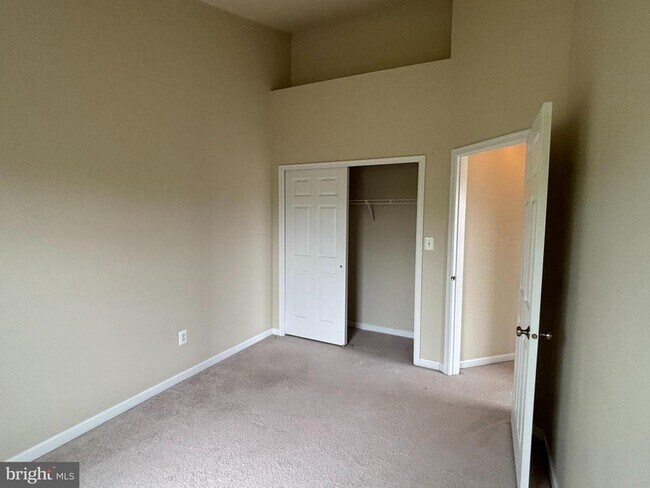 Building Photo - 301 Klee Dr