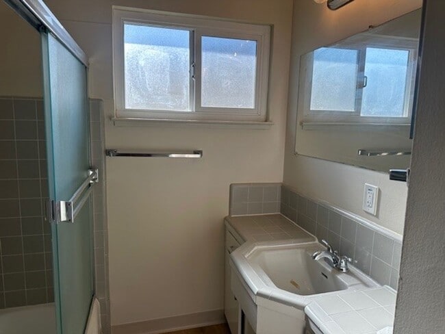 Building Photo - 55-1909