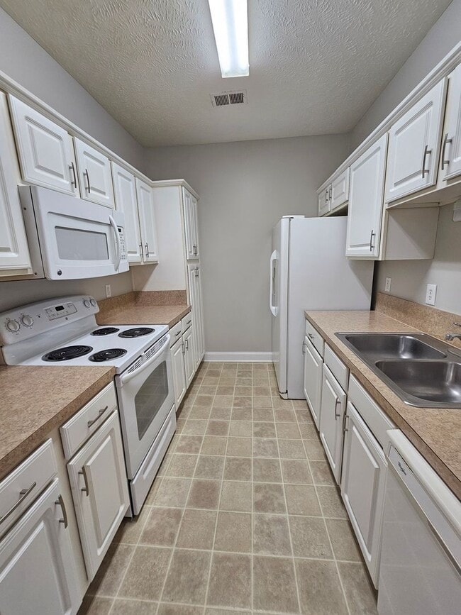 Building Photo - Fountain Pointe 3 bed 2 bath - Long Term R...