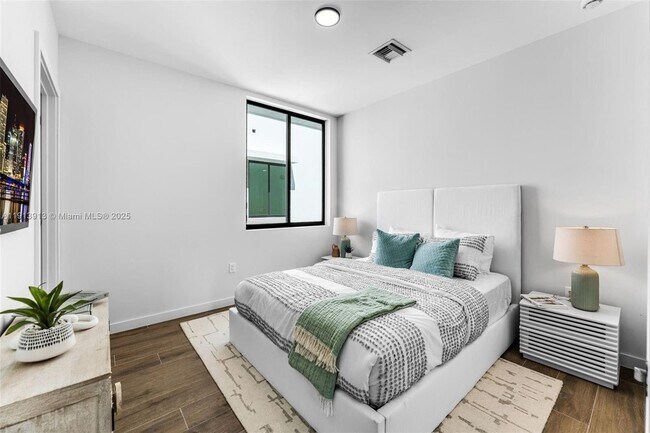 Building Photo - 523 NE 61st St