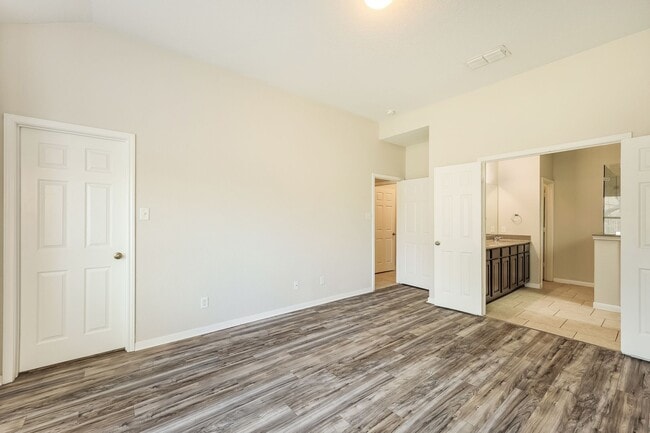 Building Photo - HUGE 4 BEDROOM 3.5 BATHROOM HOUSE- ONLY 7.5 MILES FROM RANDOLPH AIRFORCE BASE