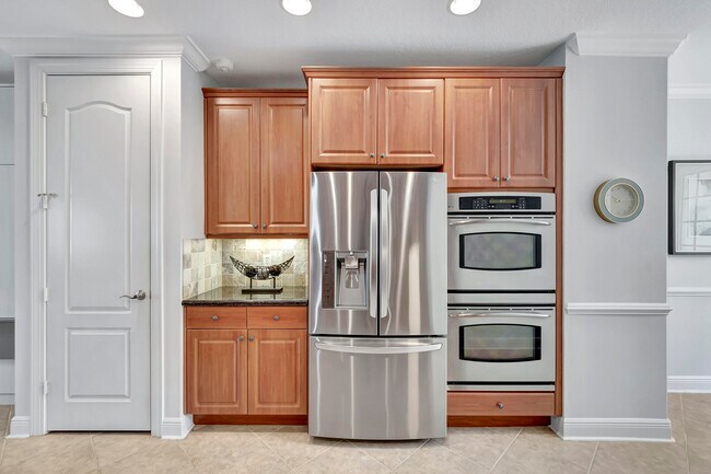 Building Photo - 5585 NE Trieste Way