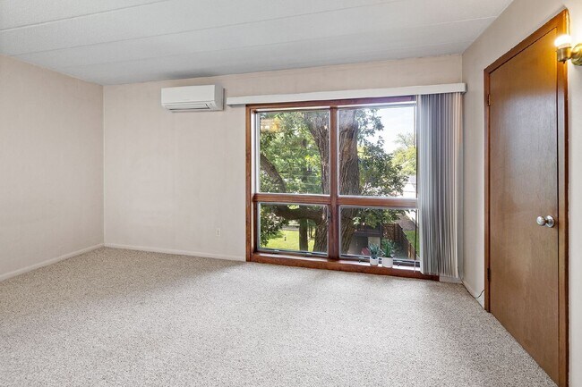 Building Photo - Charming 1 bedroom Condo Available Now!