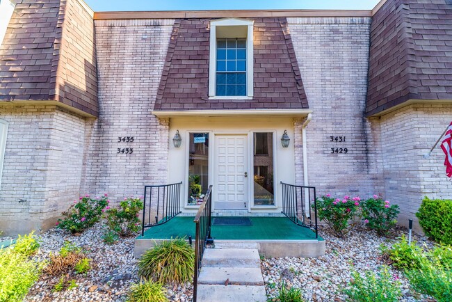 Building Photo - 2-BEDROOM CONDOMINIUM NEAR MEDICAL CENTER