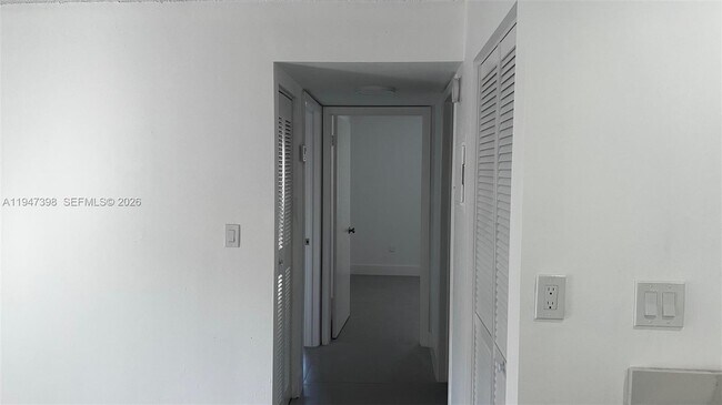 Building Photo - 10810 N Kendall Dr