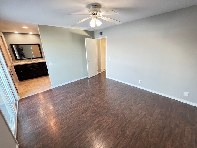 Building Photo - Dazzling Lake Summit Lake View Single Family Home!