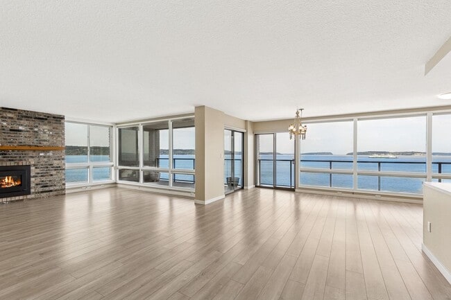 Building Photo - 2 Bedroom 2 Bath Top Floor Corner Unit  wi...