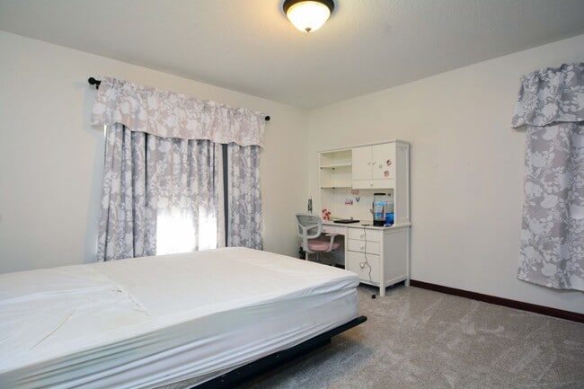 Building Photo - Spacious 5-Bed 4-Bath Home Available in Chaska - Great Location!