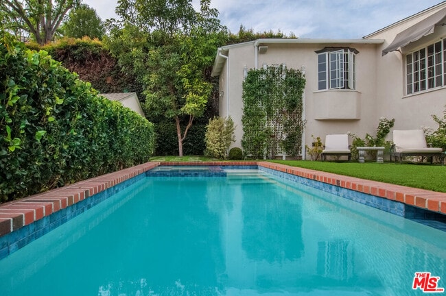 Building Photo - 1285 Sunset Plaza Dr