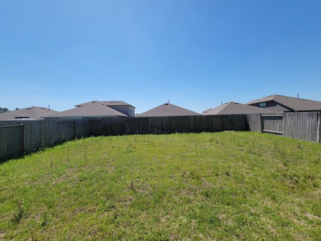 Building Photo - The price is right and the location is even better! Take a look TODAY at this like-new, 3/2, open...