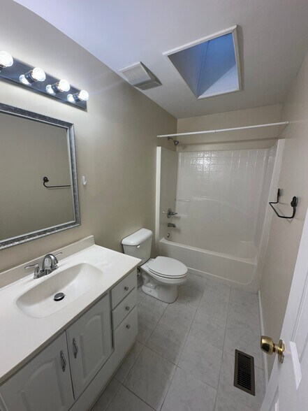 Building Photo - 685 Garibaldi St SW