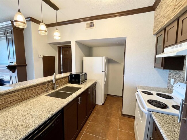 Building Photo - 14550 Fonmeadow Dr