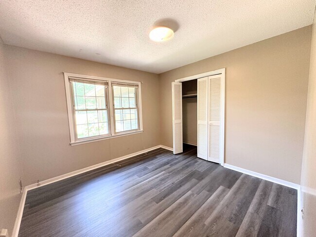 Building Photo - Fresh Private Large Quiet Appeal