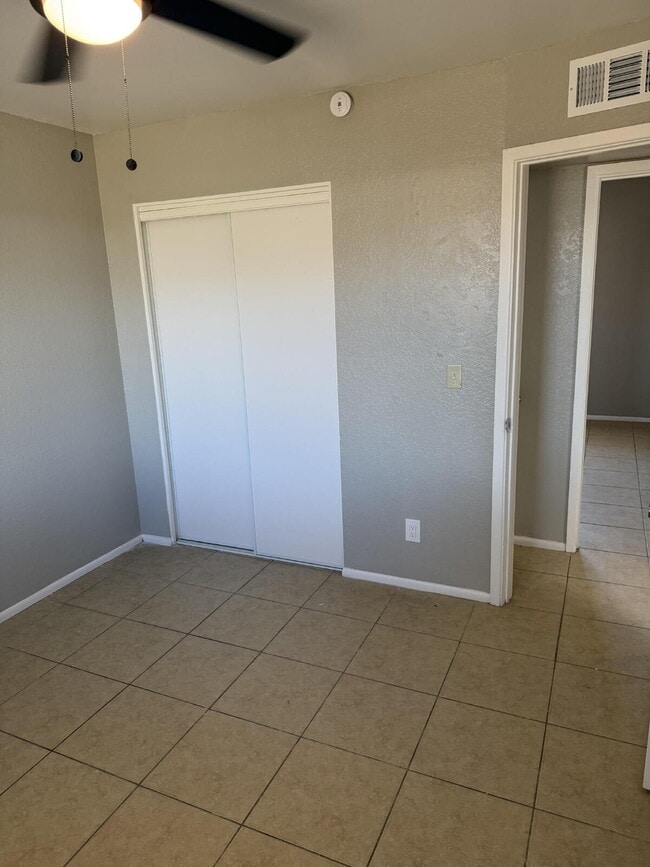 Building Photo - MOVE-IN READY 2 BED WITH NEW KITCHEN & CARPORT