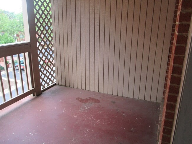 Building Photo - Bright and Cozy Two Bedroom Condo, One Blo...
