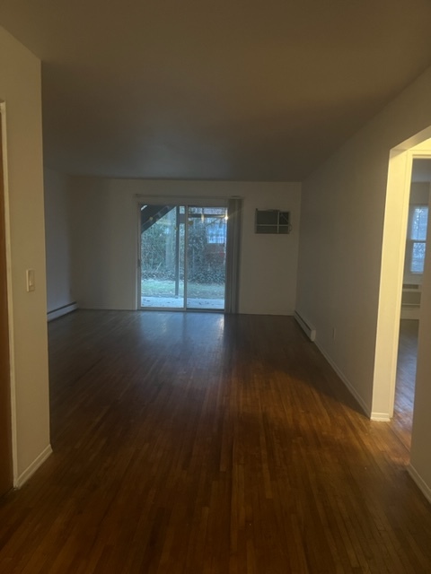 Spacious living room with patio access to the terrace - 125 Lawn Ave