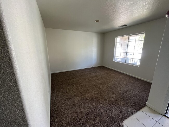 Building Photo - 328 Roadrunner Dr