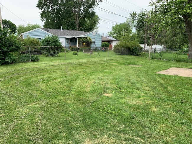 Building Photo - 1818 N Granview Dr