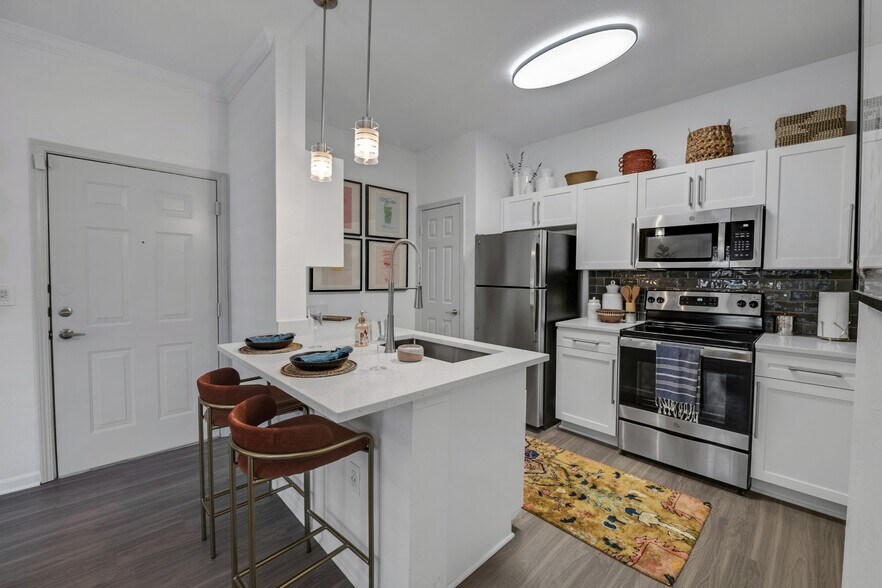 Aventura Clear Creek 13590 Earnshaw Overland Park KS 66221