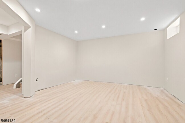 Building Photo - 703 Porter Way W