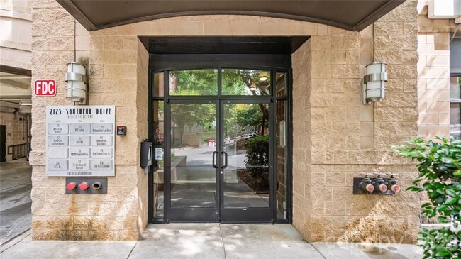 Building Photo - 2125 Southend Dr