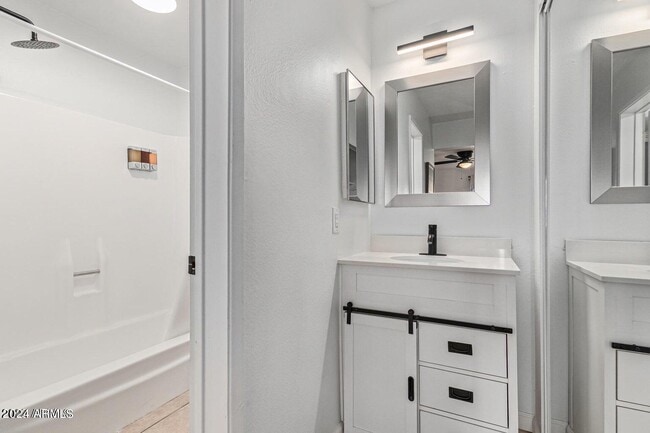 Building Photo - 8055 Thomas Rd