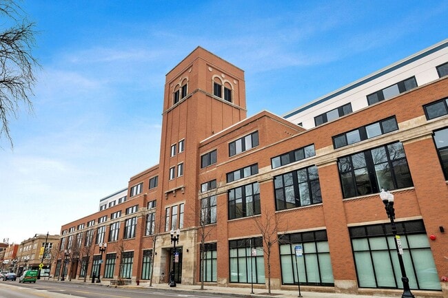 Building Photo - 1900 W Lawrence Ave