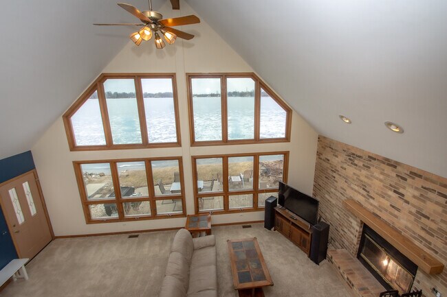 Building Photo - 23231 W Lakeshore Dr