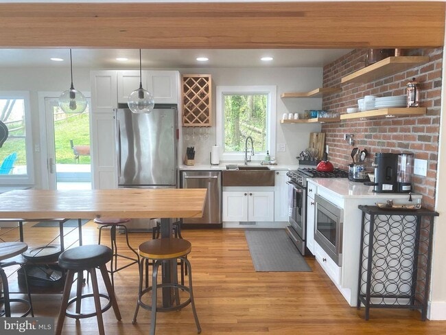 Building Photo - 3550 Bay View Dr