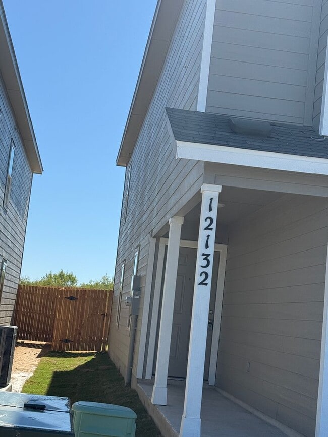 Building Photo - Tres Laurels-Wellton