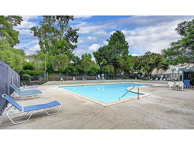 Building Photo - Large spacious 2 Bedroom in UTC