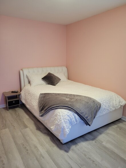 Third bedroom upstairs back - 204 Silk Oak Dr