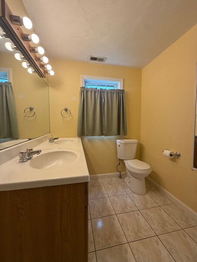 Building Photo - 7 Chequeset Rd
