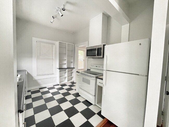 Building Photo - Charming 2 Bedroom, 2 Bath Home on Corner ...