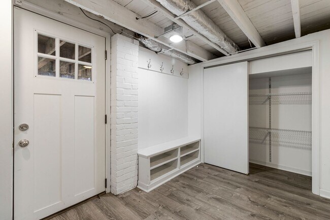 Building Photo - Big and Comfy Townhouse