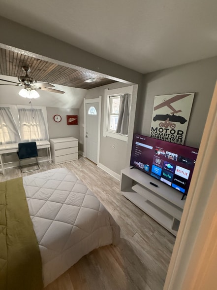 Building Photo - 230 N Randolph St