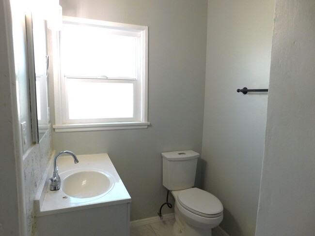 Building Photo - Remodeled 3 Bedroom + 2 Bath Property in R...