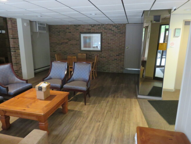 Building Photo - 2320 N Nordica Ave