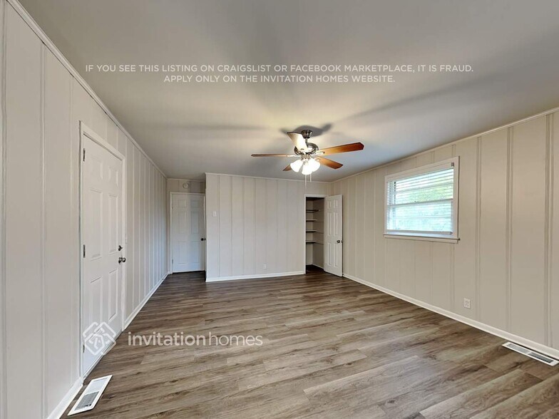 Building Photo - 562 Whispering Hills Dr