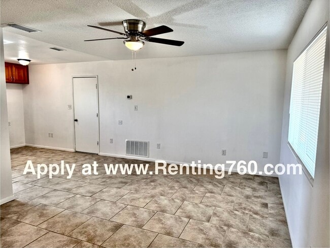 Building Photo - 2 Bed 1 Bath Home with Fenced Yard & Finis...
