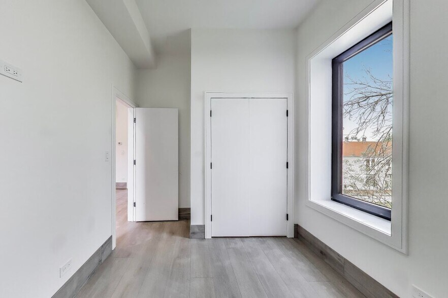 Building Photo - 2023 N Drake Ave