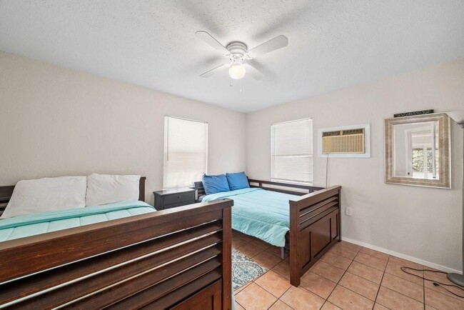 Building Photo - 2033 Lakeview Dr