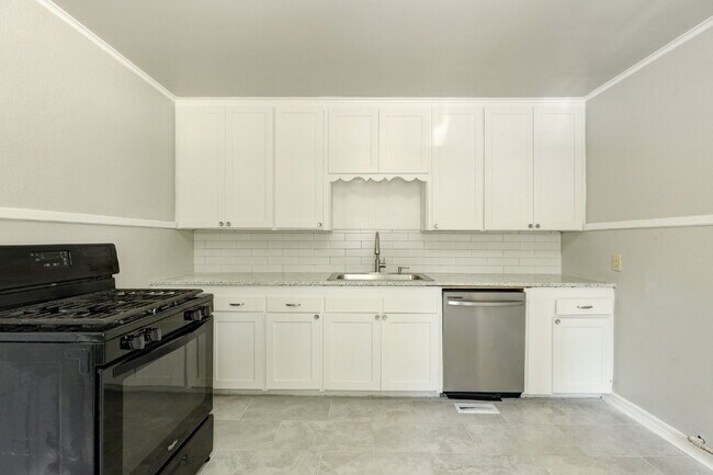 Building Photo - Remodeled 2/1