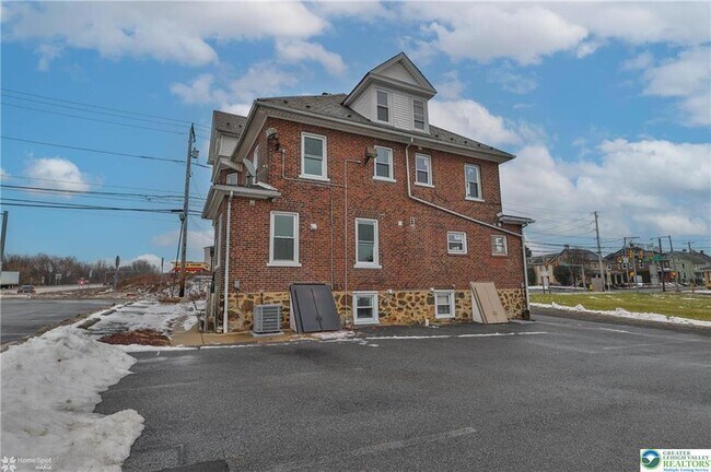 Building Photo - 1662 Main St