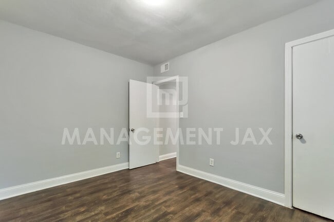 Building Photo - 1520 W 25th St