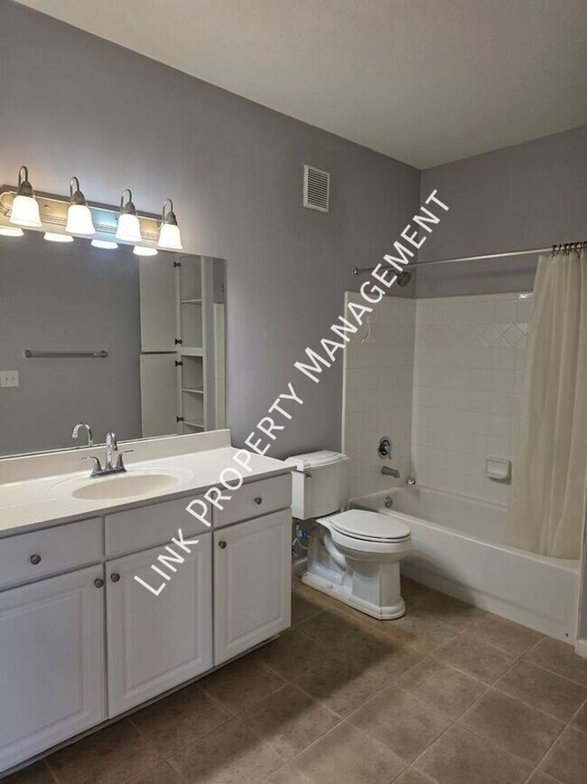 Building Photo - Beautiful One-Level Downstairs Condo in Prime Hamilton Place Location